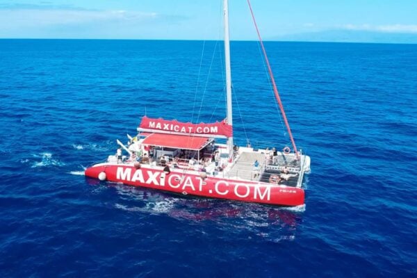 Maxicat – Privat katamarancharter på Teneriffa, flygfoto med en grupp på däck under segling på Atlanten