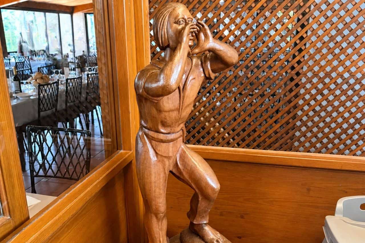 Silbo Gomero vilistamistraditsiooni kujutav puidust figuur