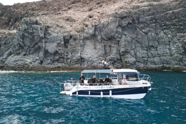 Dykbåt från Puerto Colon Teneriffa som används för nybörjarvänliga dykresor med sköldpaddor utan krav på licens