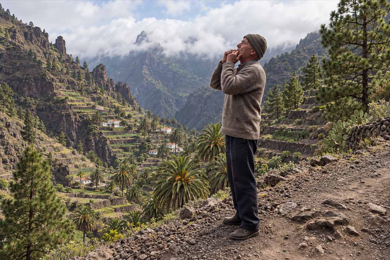 Silbo Gomero vilistaja vaatega La Gomera vulkaanilisele orule