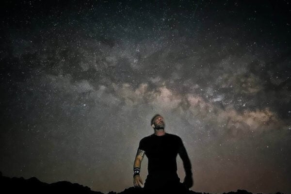 Bărbat în picioare sub Calea Lactee în timpul unei nopți independente Teide de observare a stelelor fără pick-up.