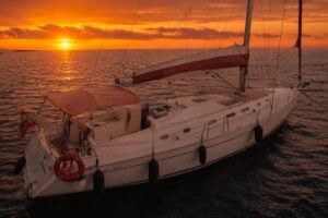 Privé zeiljacht bij zonsondergang op Tenerife tijdens een romantische zonsondergangcruise op de Atlantische Oceaan