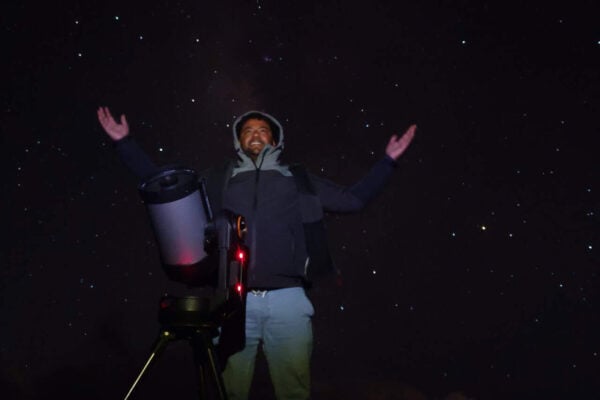 Ghid fericit cu telescop sub cerul nopții în timpul turului de observare a stelelor Teide cu autoturism în Tenerife