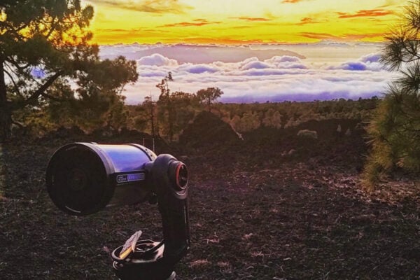Telescop îndreptat spre apusul de soare din Parcul Național Teide în timpul experienței DIY de observare a stelelor din Tenerife.