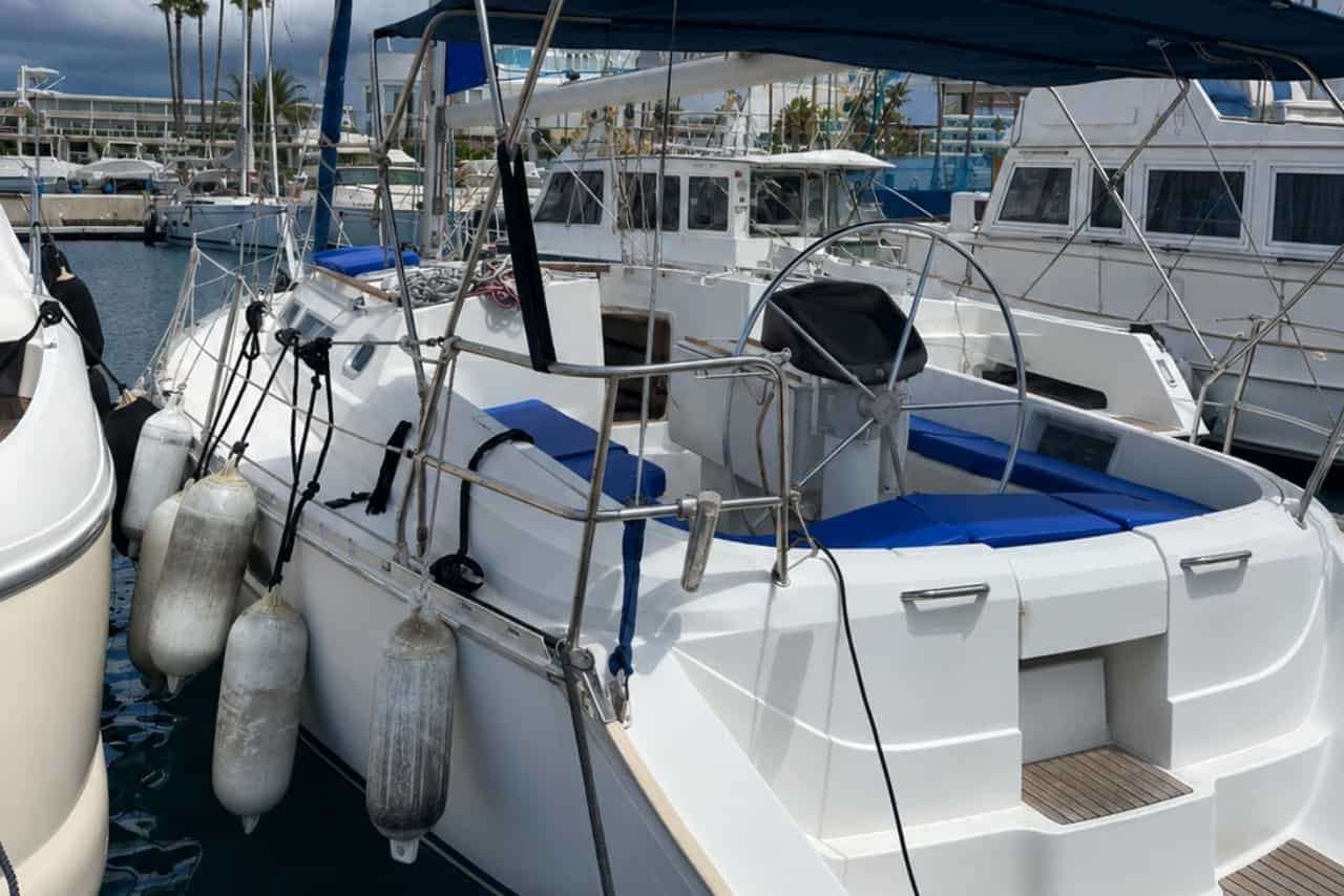 De achtersteven van de zeilboot Skyline in de jachthaven bij Puerto Colon