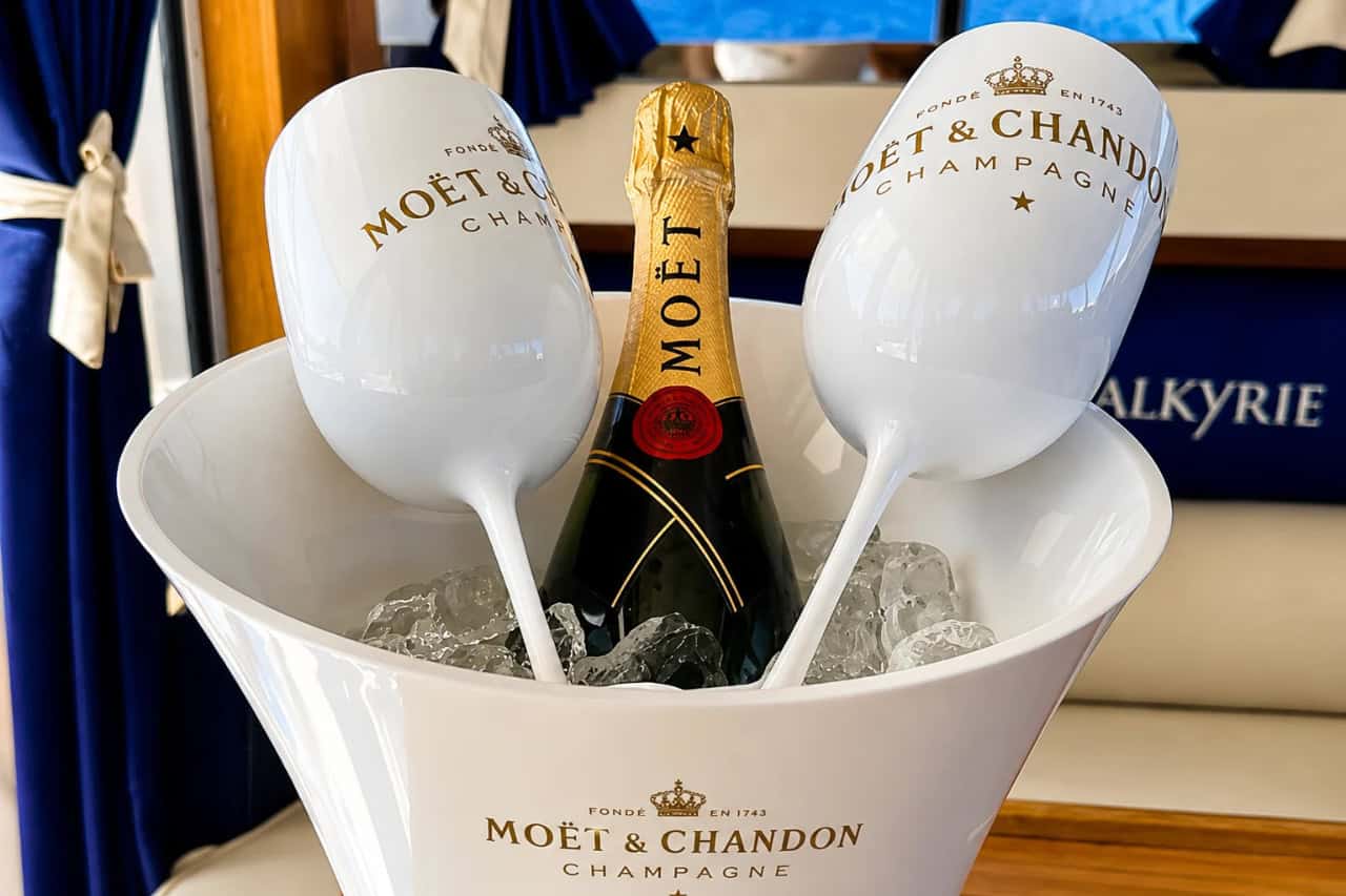 Champán Moët & Chandon a bordo durante un viaje privado en yate al atardecer en Tenerife.