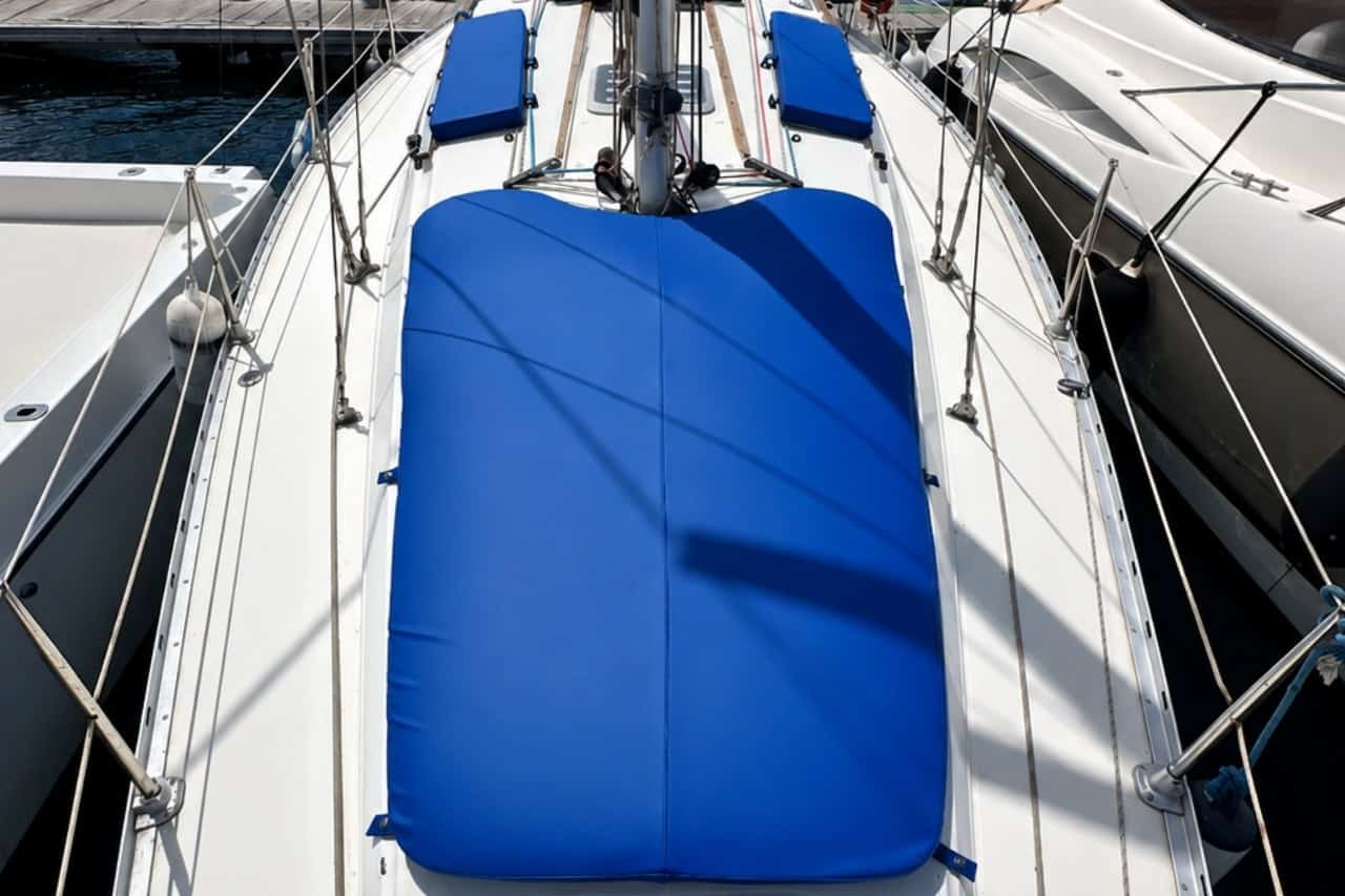 Het grote blauwe zonnebed op het dek van de privéboot in Costa Adeje