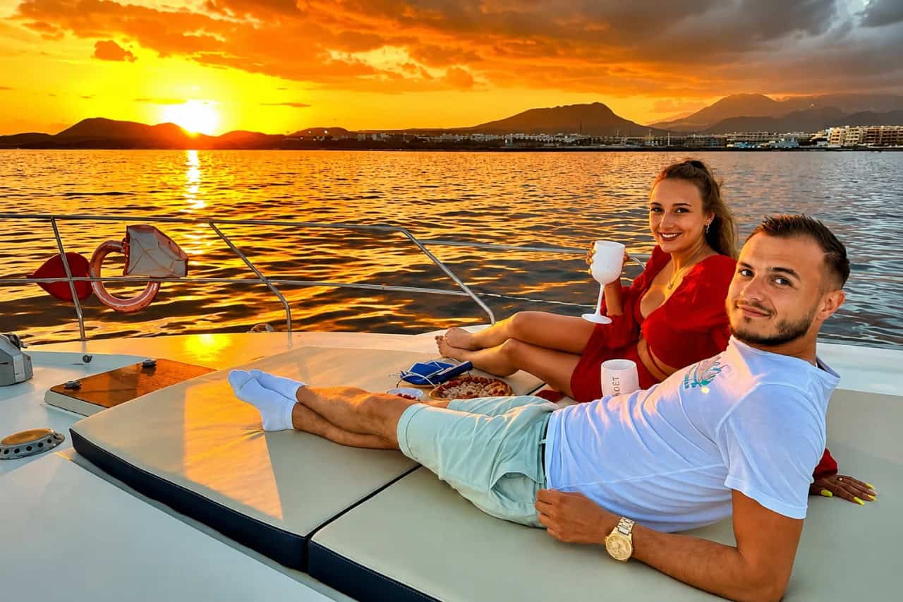 Pareja relajándose en un barco privado durante el atardecer en Tenerife
