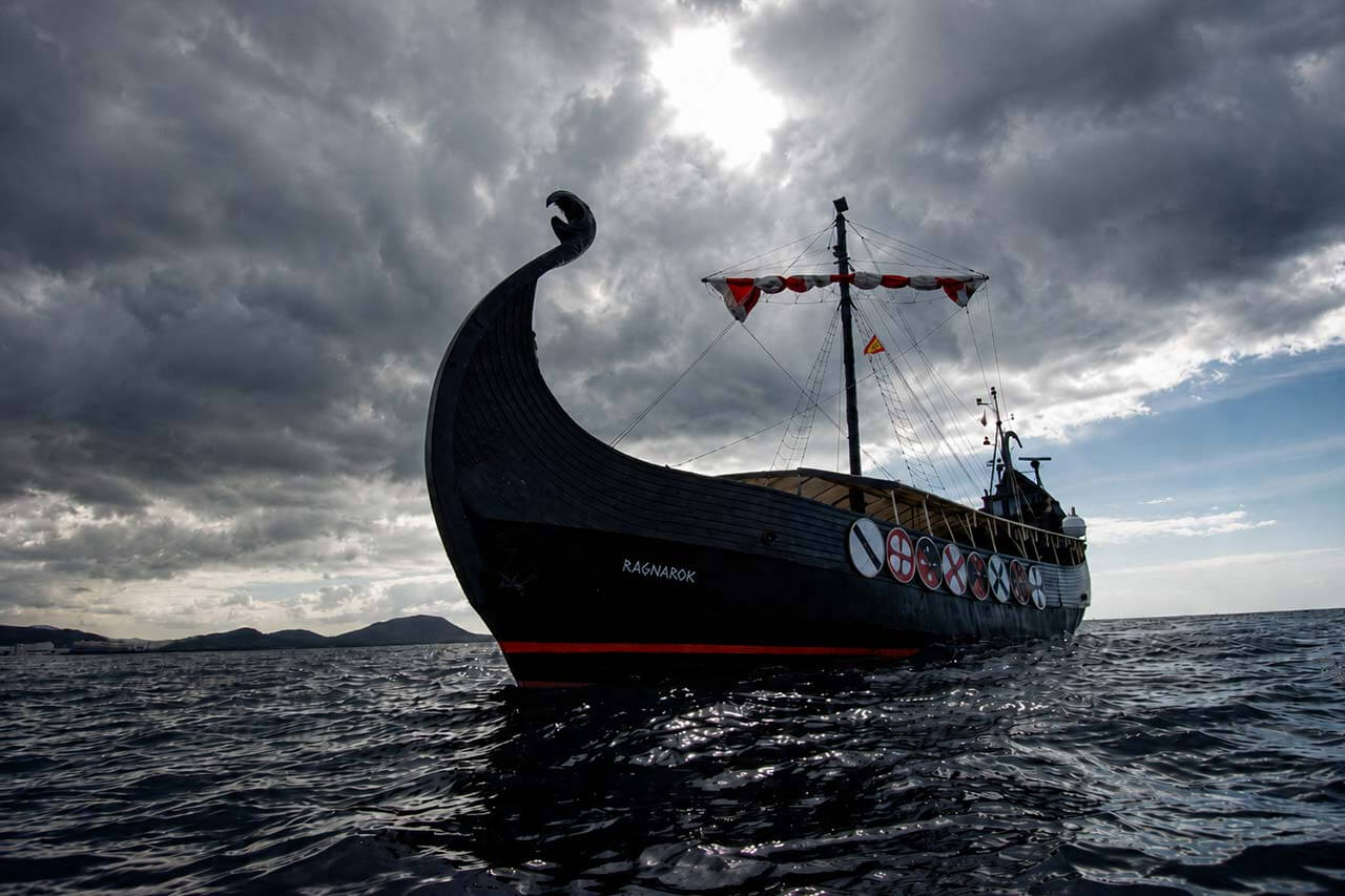 Vikingboot Ragnarok zeilend op de Atlantische Oceaan bij Tenerife