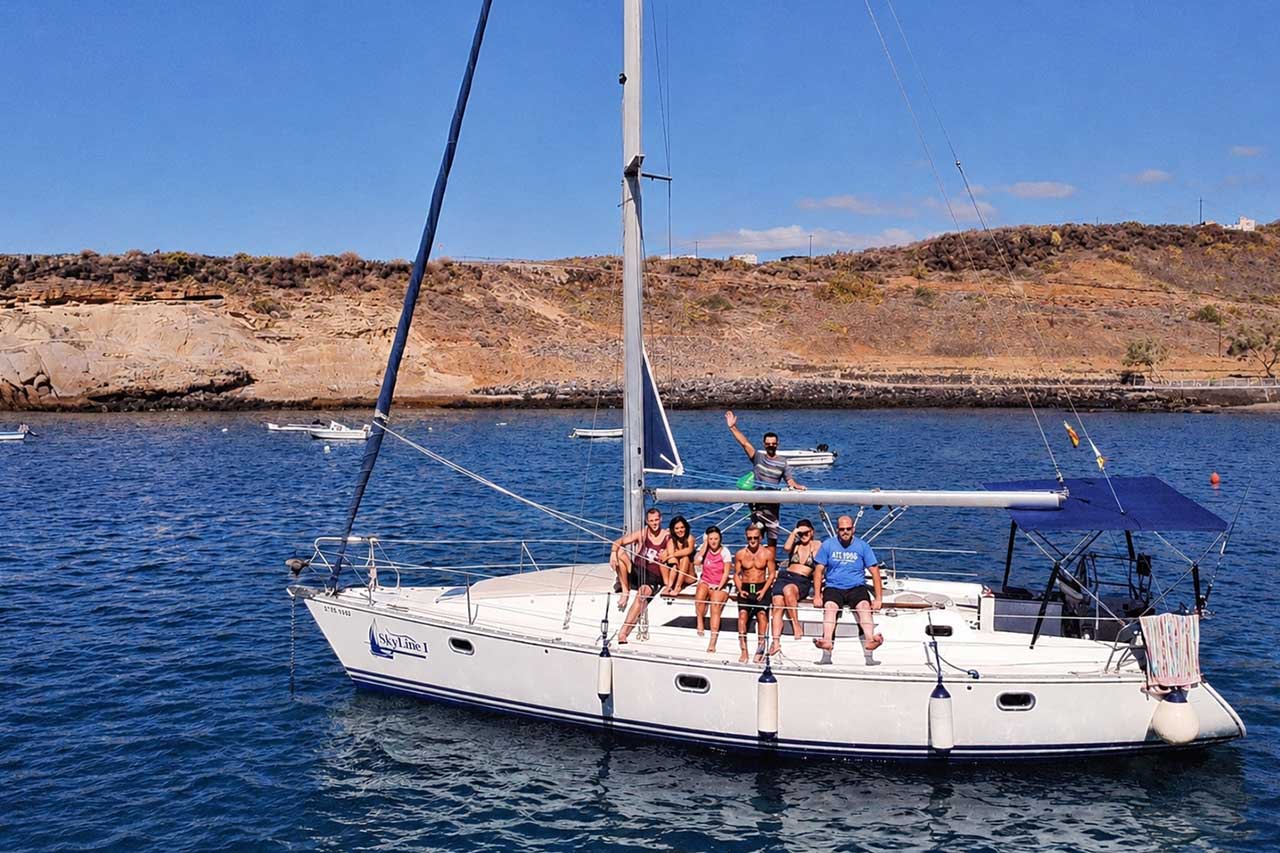 Groep gasten die ontspannen op de zeilboot Skyline voor de kust van Tenerife