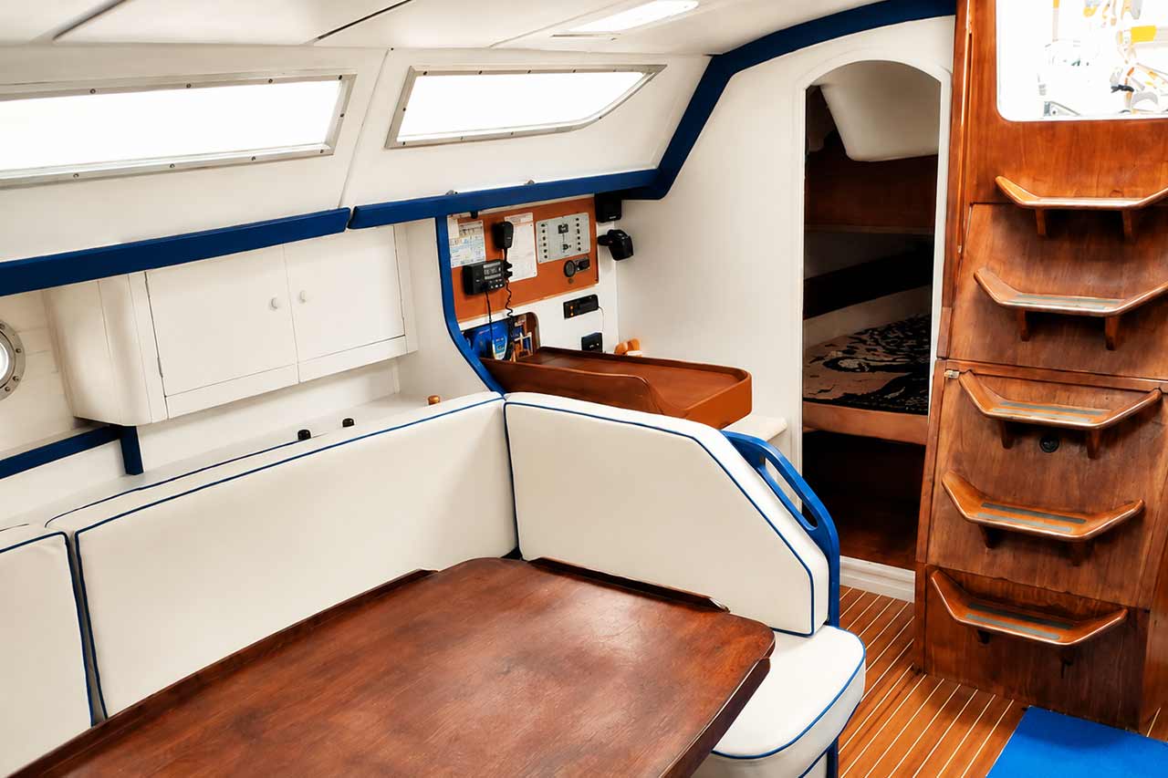 Interieur van de salon van het Skyline zeiljacht