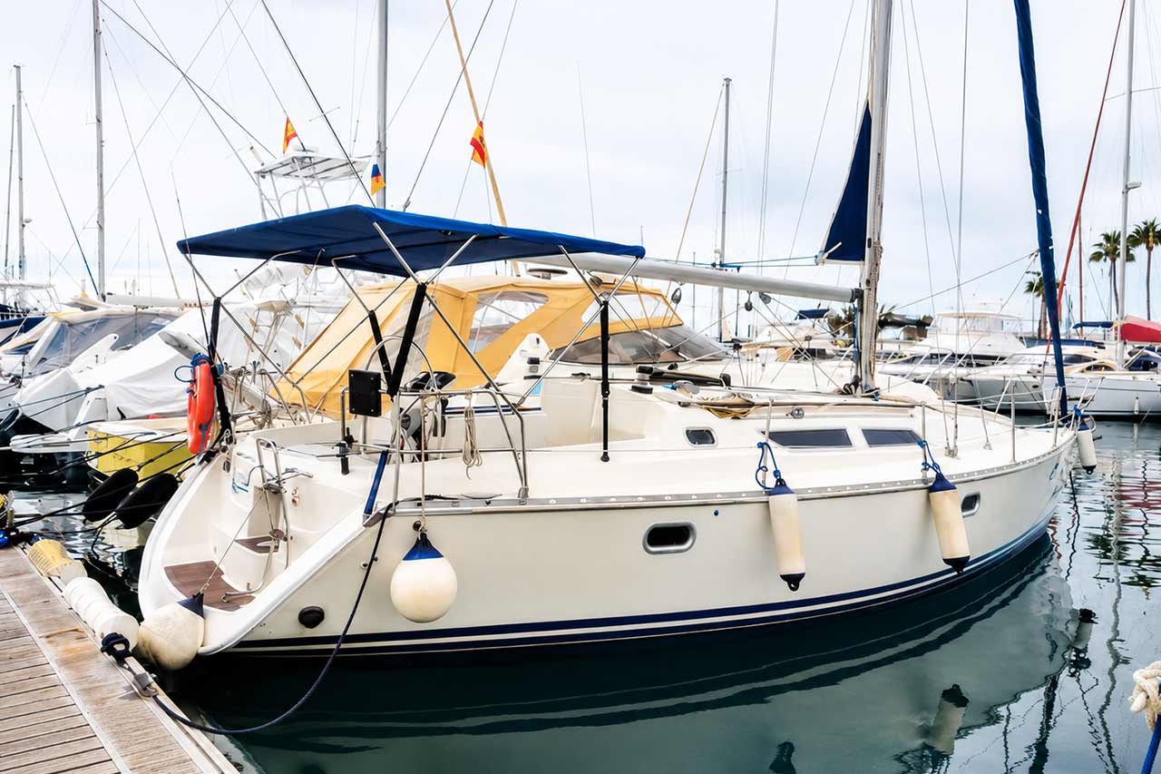 De zeilboot „Skyline”, aangemeerd in de jachthaven Puerto Colón op Tenerife, met een afbeelding van het jacht en de schaduwrijke cockpit