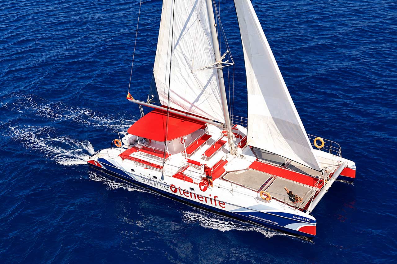 Luchtfoto van de catamaran White Tenerife die door de diepblauwe wateren van de Atlantische Oceaan voor de kust van Tenerife vaart