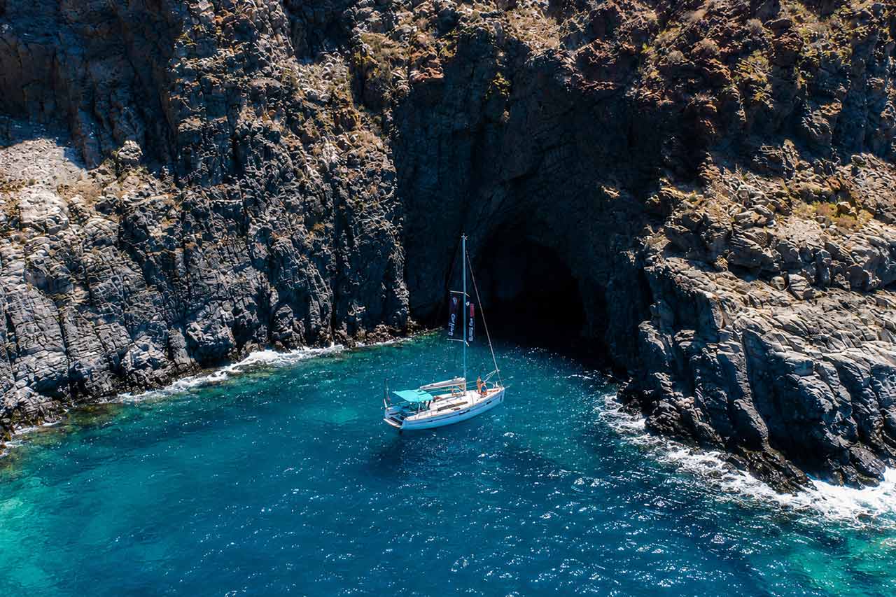 Kailani pri vulkanickej morskej jaskyni na Tenerife