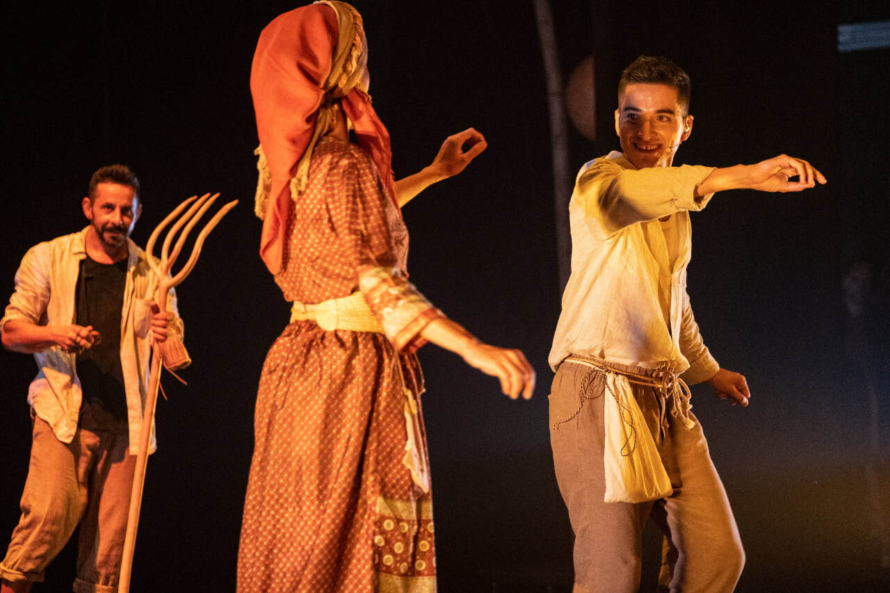 Artiesten brengen Canarische tradities tot leven tijdens de show in Arona