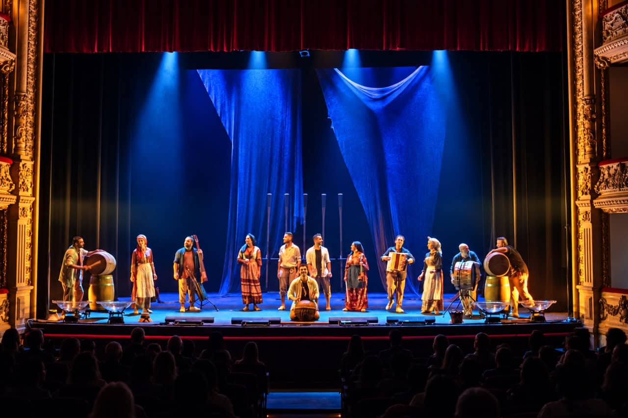 Het Arona show-ensemble treedt live op in Auditorio Infanta Leonor in Los Cristianos
