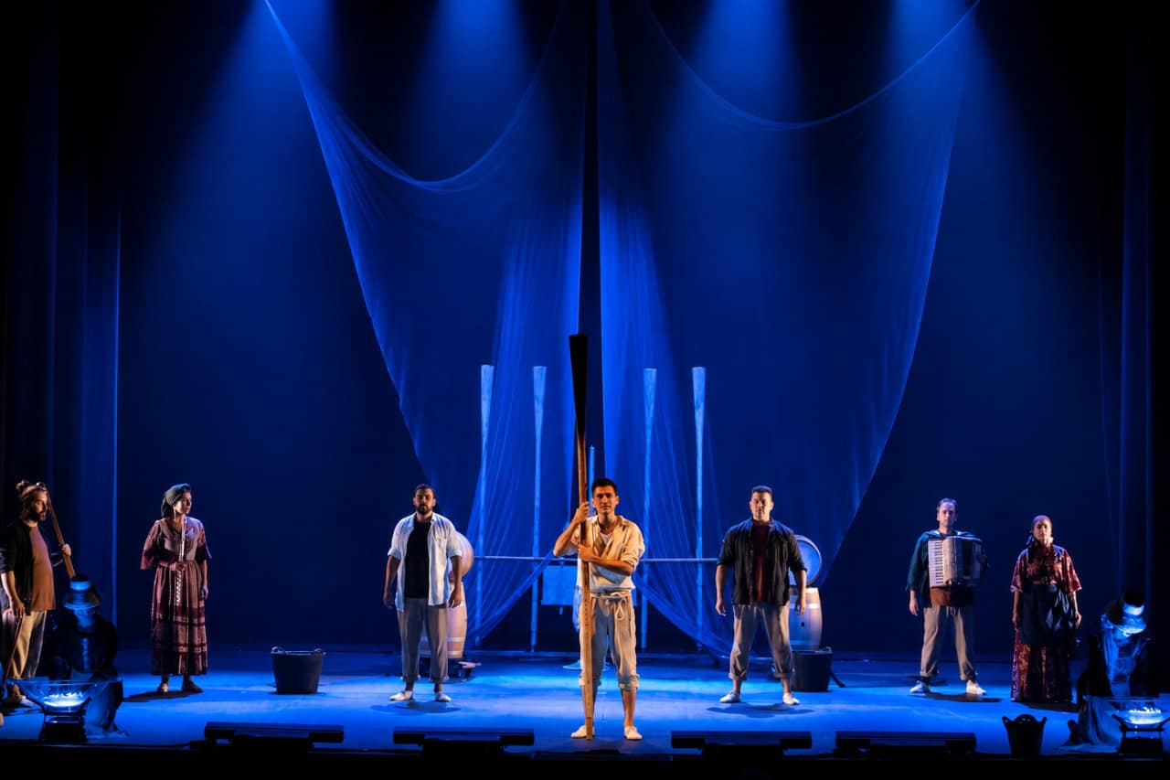 Compania Pieles-artiesten op een blauw verlicht podium tijdens de show in Arona