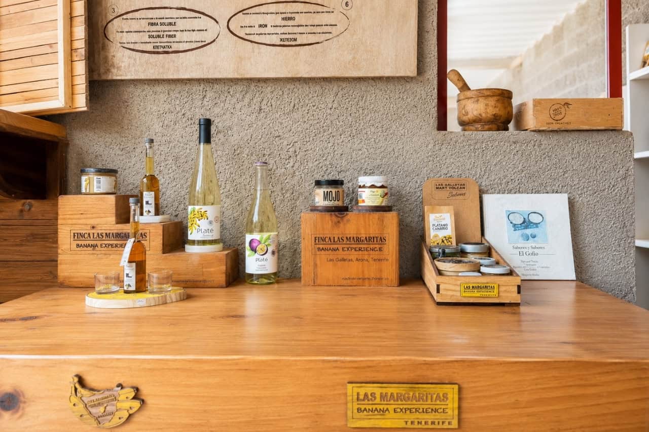 Lokala bananprodukter, drycker och inlรคggningar vid gรฅrdens provsmakningsomrรฅde