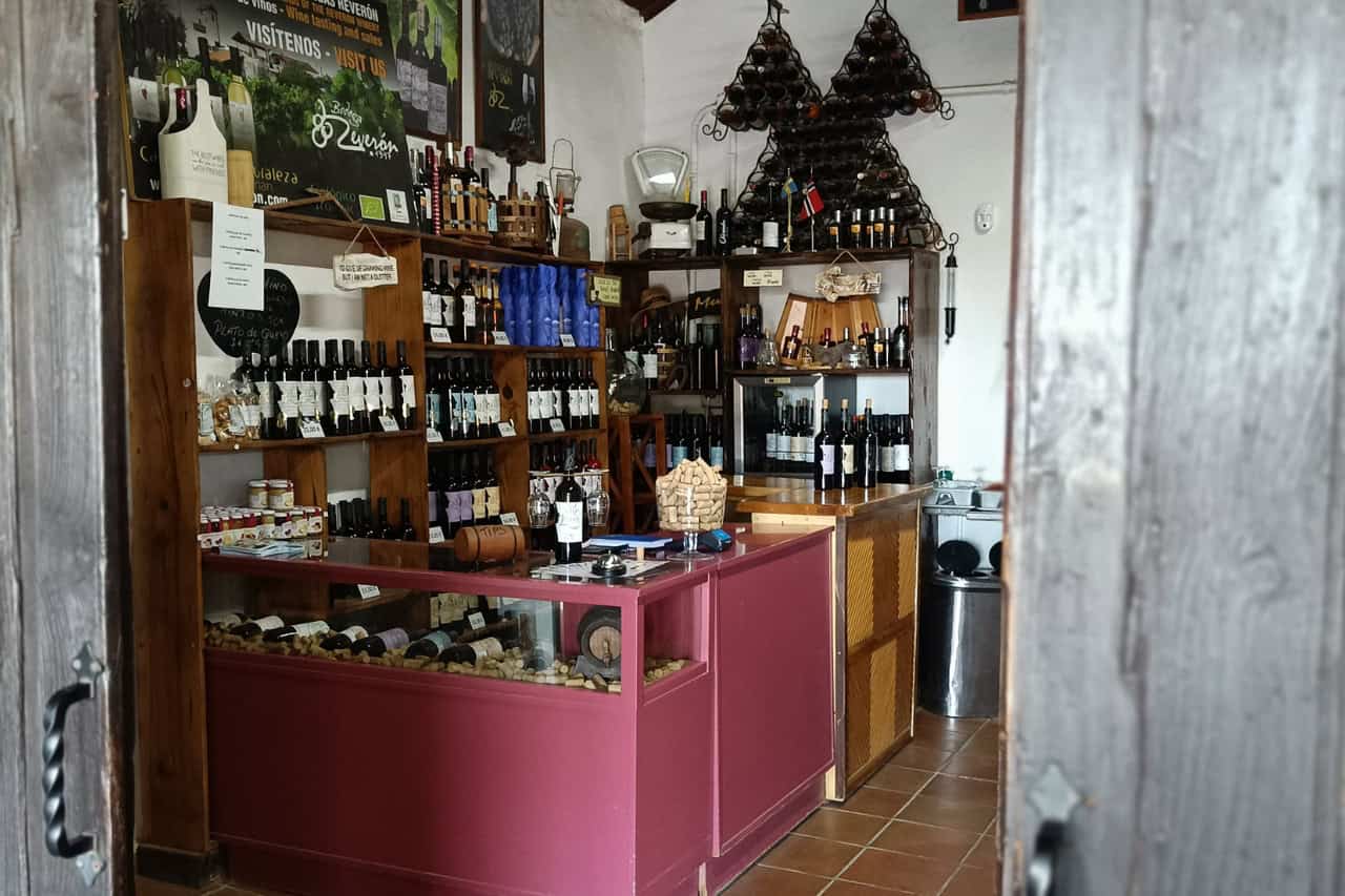 Уютный интерьер канарской винной лавки во время дегустационного тура на Тенерифе, где представлены местные вина и аутентичный сельский декор