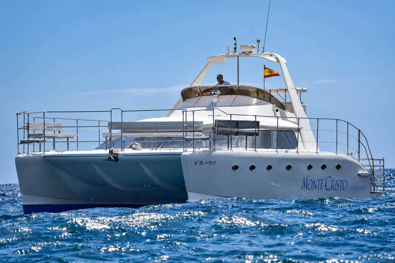 Vue de face du catamaran Monte Cristo naviguant sur l'océan Atlantique lors d'une excursion en bateau à Ténérife.