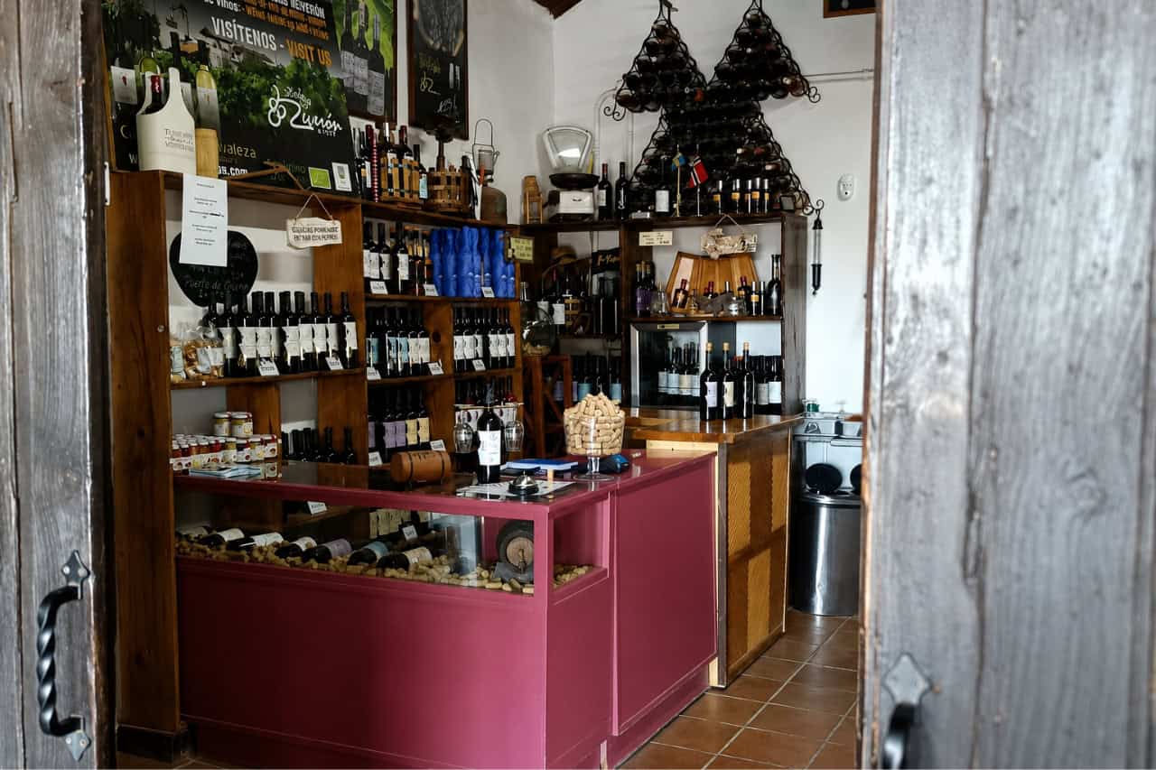 Miestny vinotékový obchod s fľašami kanárskeho vína na Tenerife