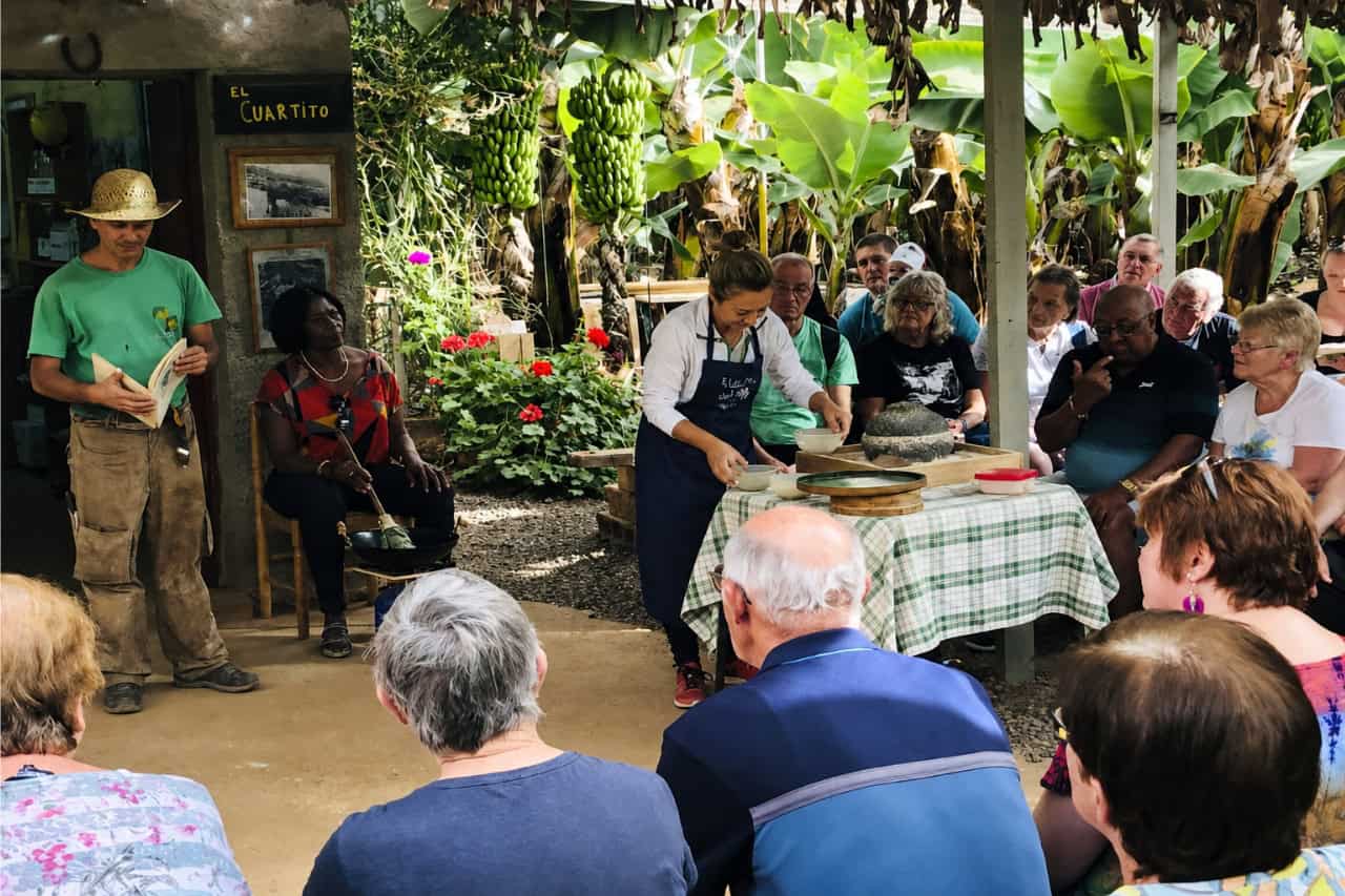 Malá skupina si užíva riadenú degustáciu vína v miestnom vinárstve na Tenerife