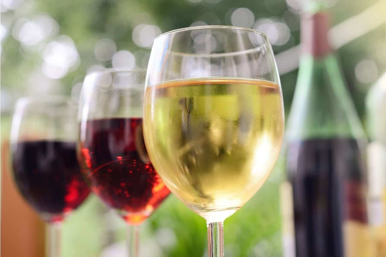 Červené a biele kanárske vína počas degustácie vína na Tenerife