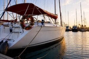Laivas „Atlantic Star“ stovi Tenerifės jachtų prieplaukoje „auksinės valandos“ metu, apsuptas burlaivių ir ramių vandenų, kuriuose atsispindi besileidžianti saulė. Labai subtilūs šventiniai papuošimai suteikia sezoninį akcentą, tuo pačiu išsaugodami natūralią prieplaukos atmosferą.
