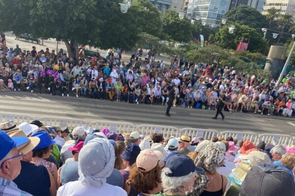 Rezervuota sėdimų vietų zona Tenerifės karnavalo parade, kurioje turistai mėgaujasi "Coso Apoteosis" šou Santa Kruze.