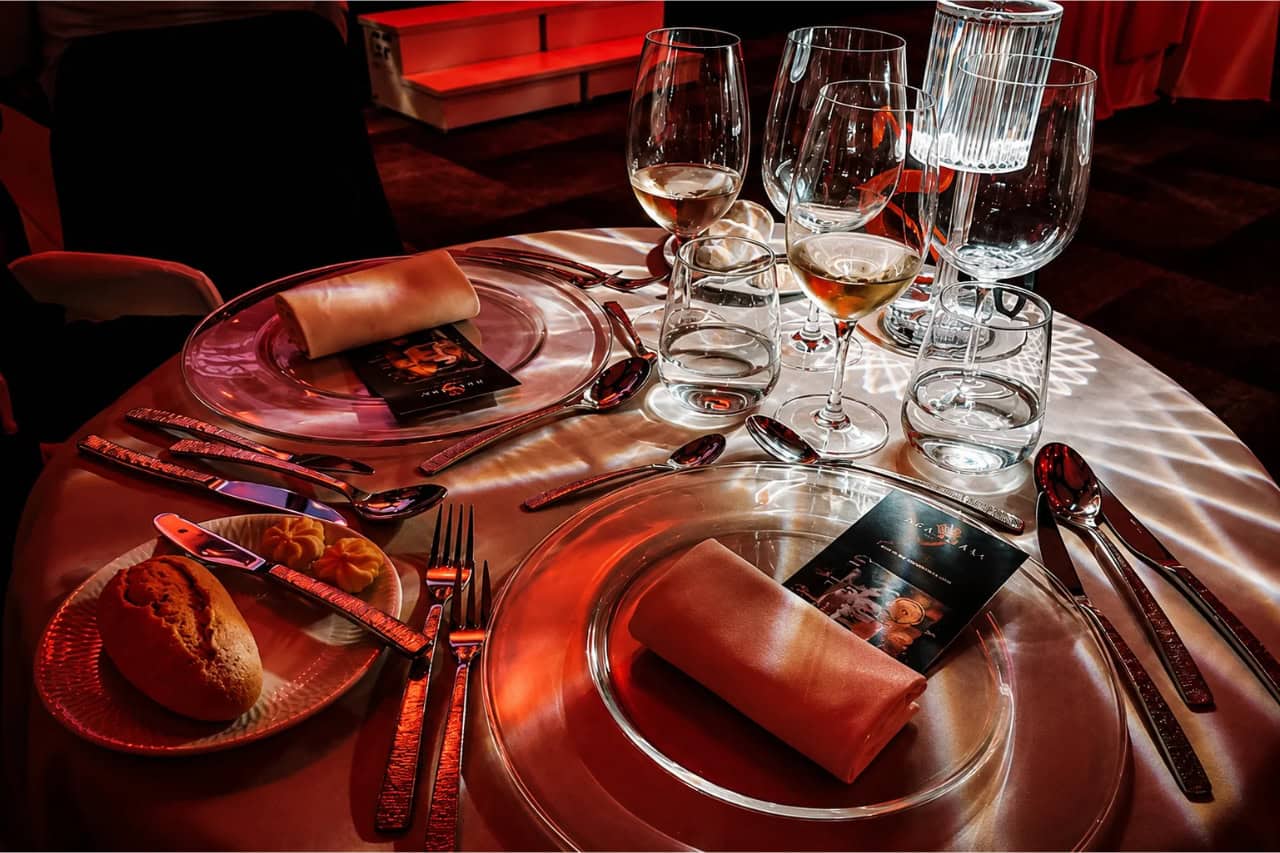 Elegant table setting for the Scandal Dinner Show at GF Victoria Tenerife