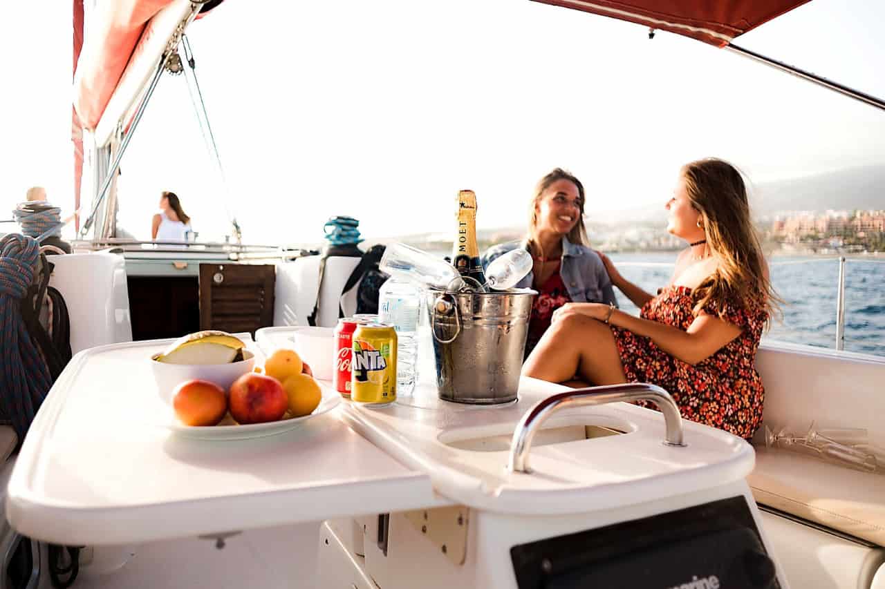 Dranken geserveerd tijdens een privégezeiltocht op Tenerife