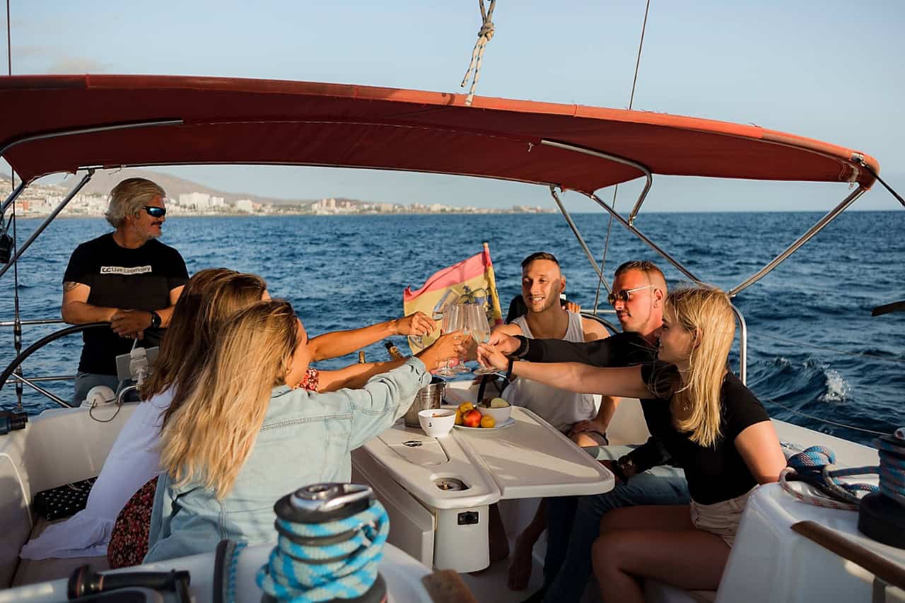 Groep geniet van een privé walvisspottocht in Tenerife