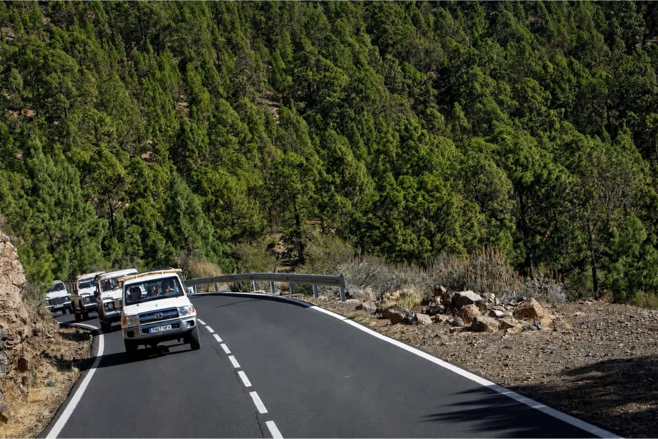 Tamarán safari jeeps driving through green mountain scenery on an adventurous island tour