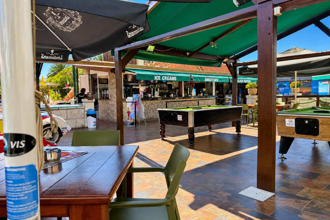Cafetaria en speelruimte bij de minigolfbaan op Tenerife