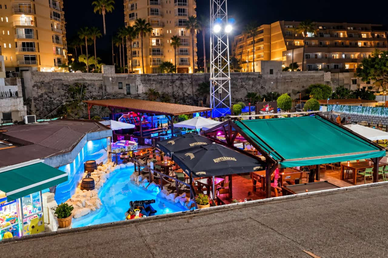Pirate-minigolfbaan verlicht bij nacht op Tenerife