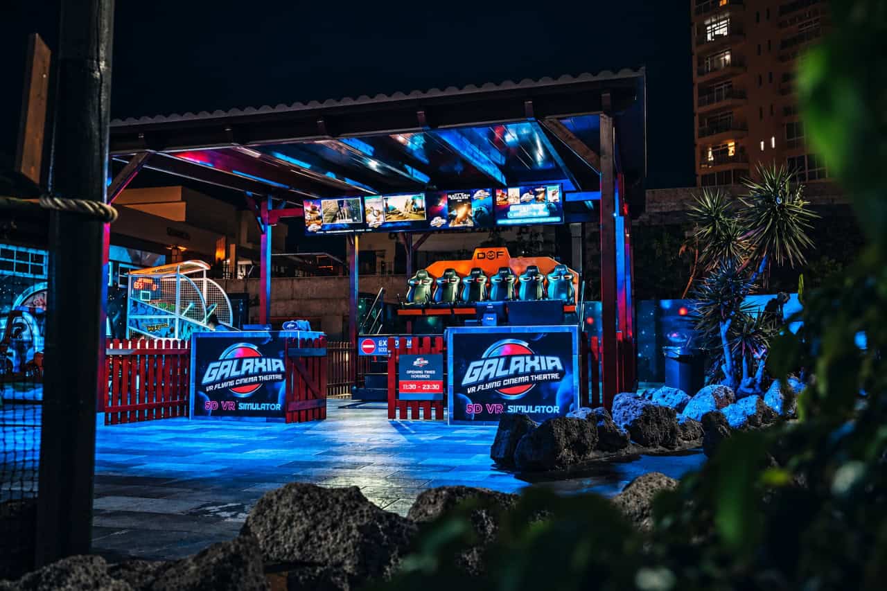 Virtual reality-simulator bij de minigolfbaan op Tenerife