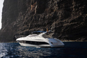 Location d'un yacht de luxe en Los Gigantes naviguant à proximité des célèbres falaises de Ténérife lors d'une excursion en bateau privé