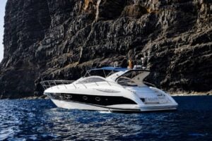 Bellini luxe jacht dat vaart langs de kliffen van Los Gigantes op Tenerife tijdens een privé jachtcharter vanuit Los Gigantes.