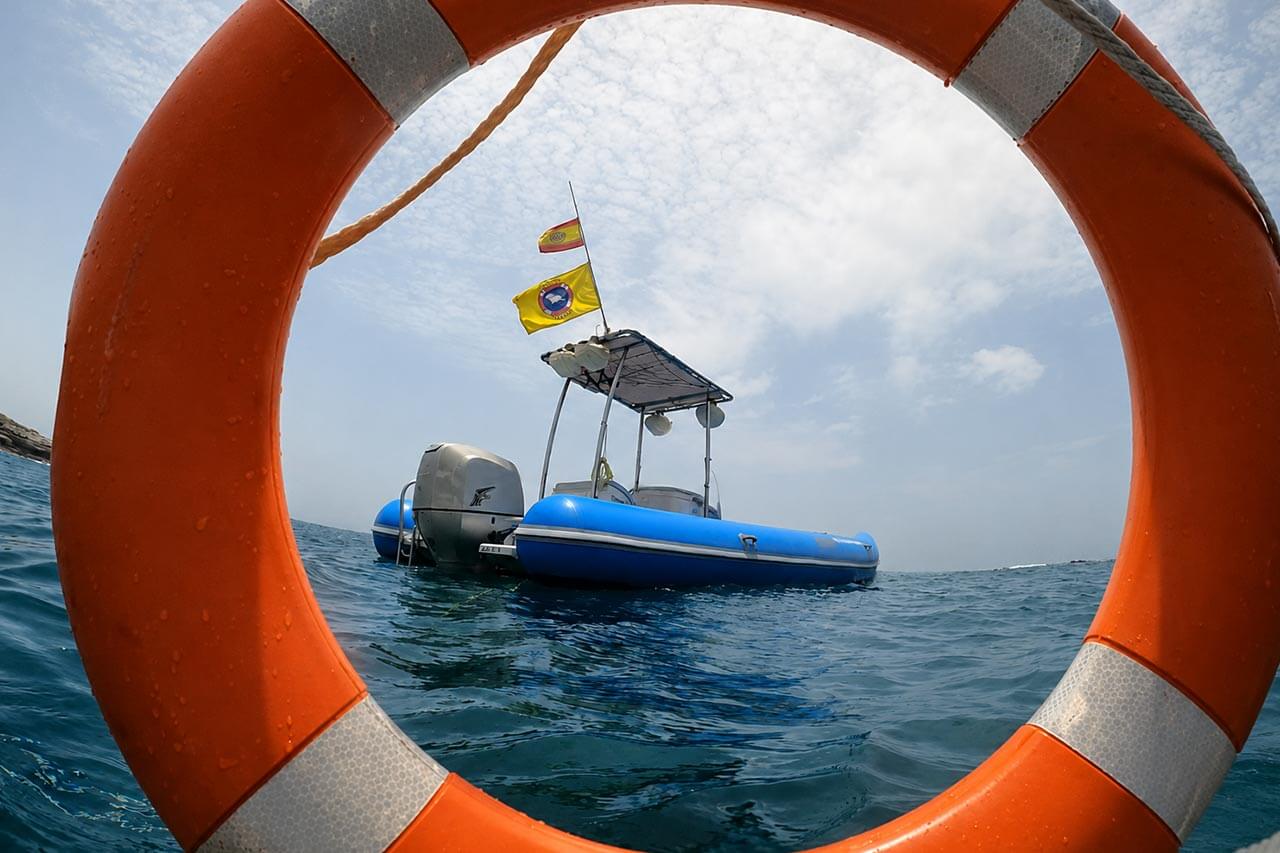 Blue Sea Safari paat, mida raamib elupäästerõngas avamerel Tenerifel
