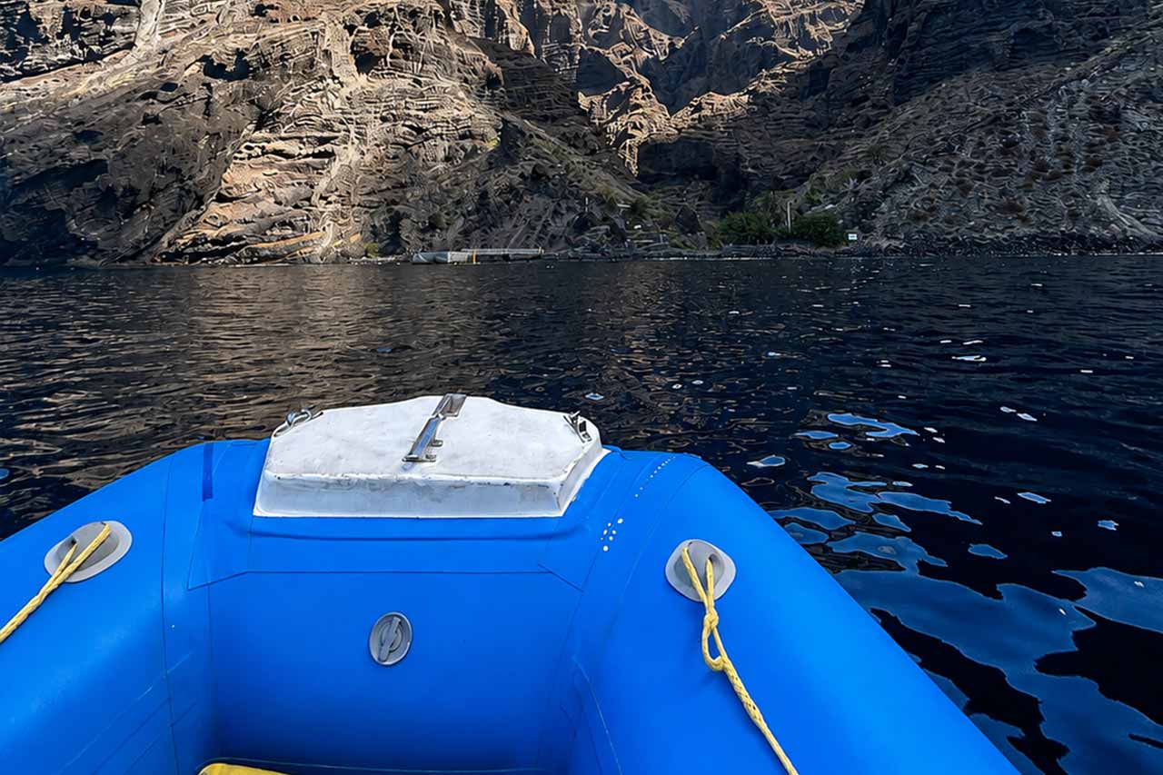 Vaatepilt Sea Safari kiirkaatrist, mis läheneb Tenerife karmile vulkaanilisele rannikule ja kõrgetele kaljudele