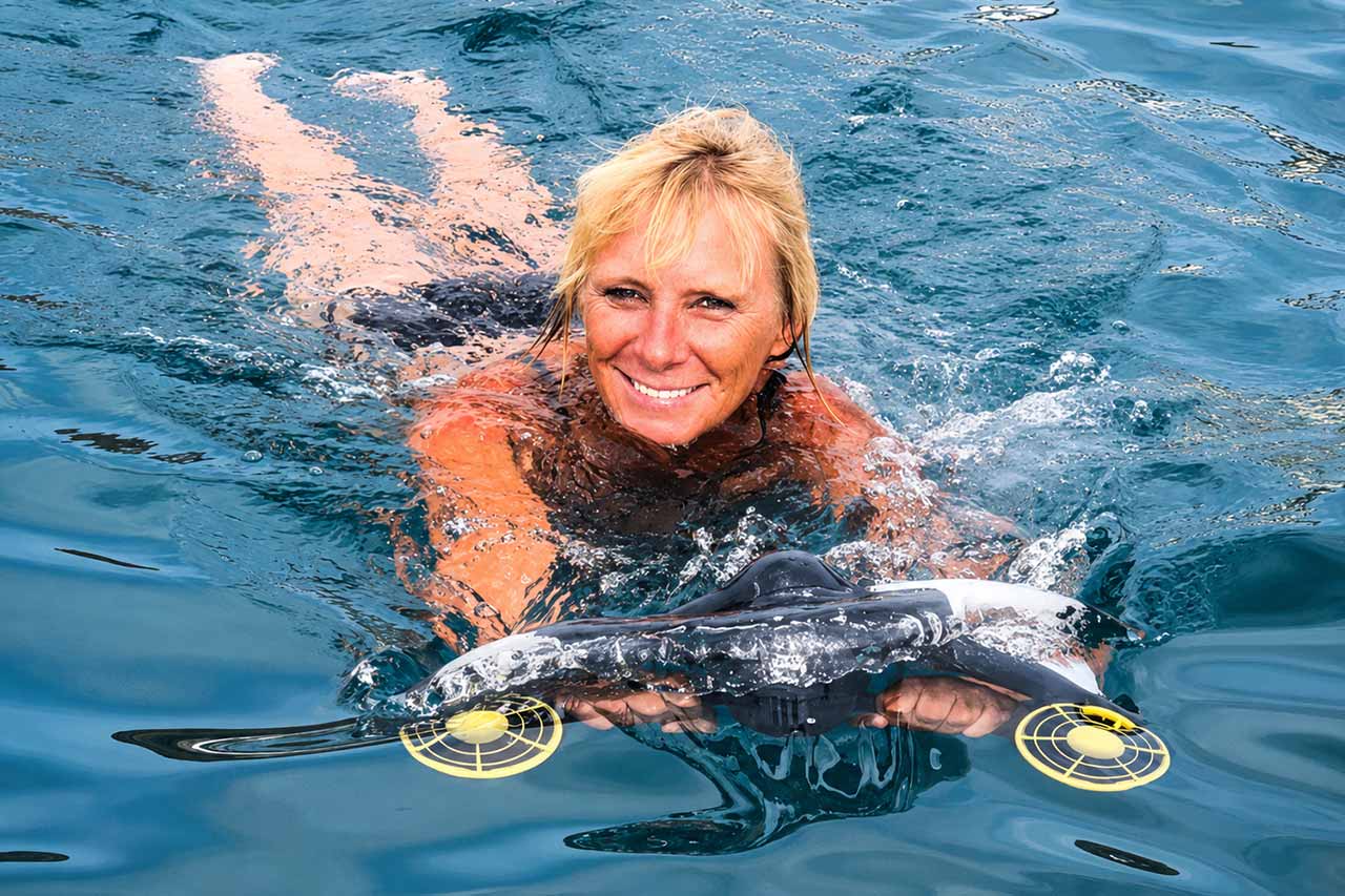 Külaline nautimas veek tõukeratast Atlandi ookeanis Sea Safari ujumis- ja veetegevuste peatuses Tenerifel