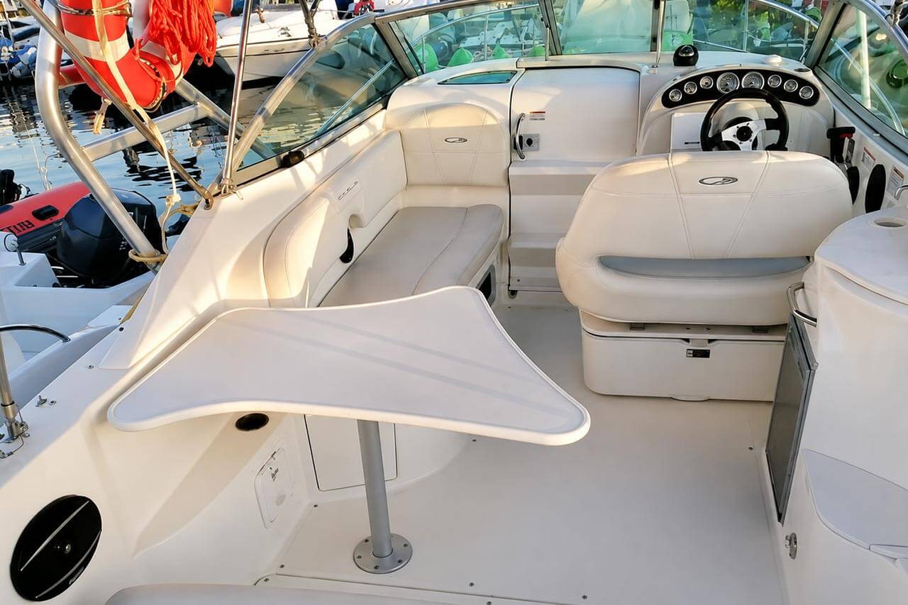 Cockpit, ror og skyggefulde siddepladser på Armani-båden