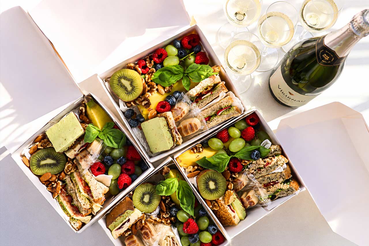 Sandwiches og mousserende vin serveret på Armani-båden