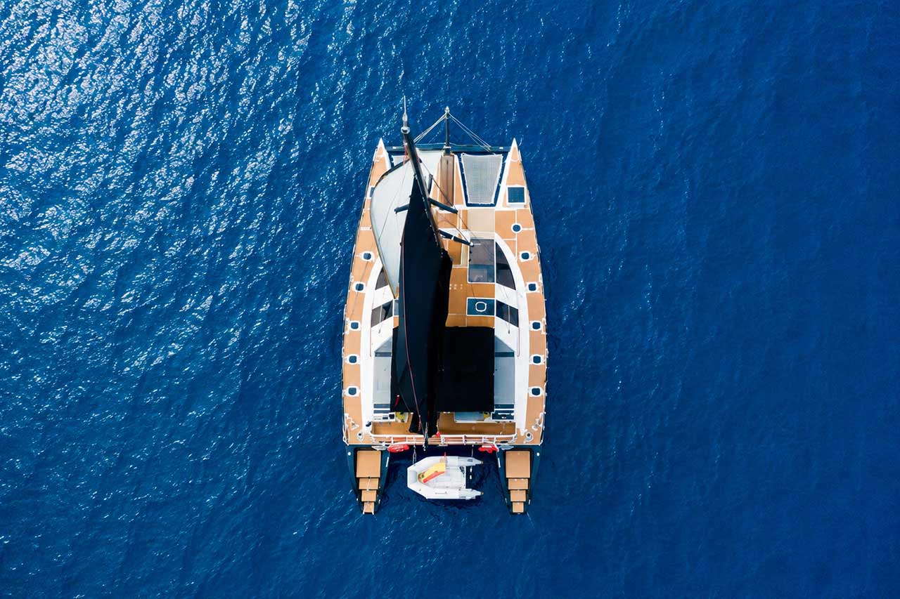 Luchtfoto van bovenaf van de Abrazo catamaran en de indeling van het dek