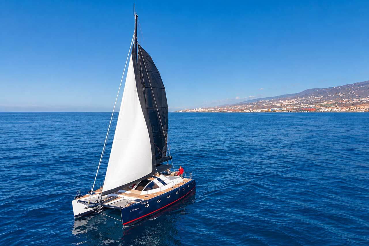Abrazo catamaran zeilen met zwart-witte zeilen