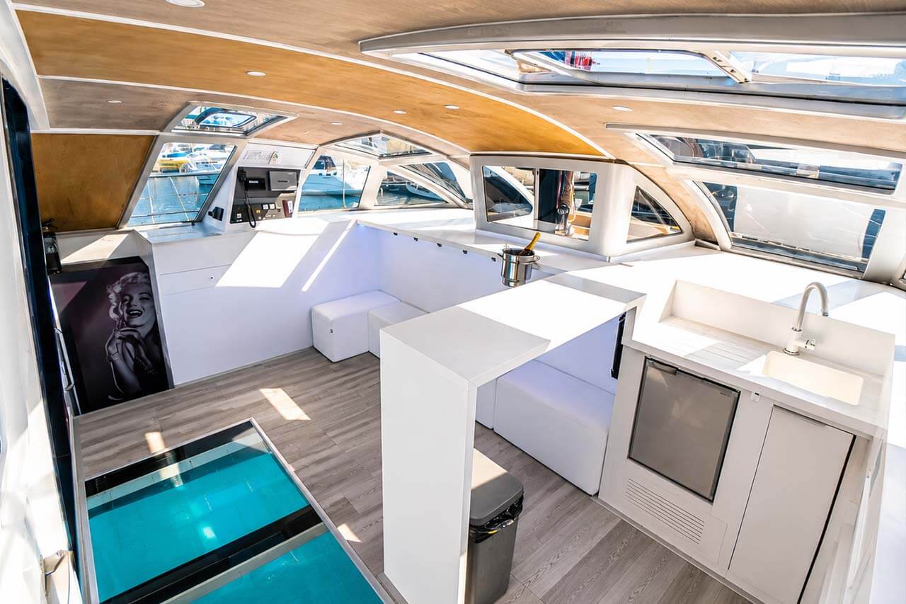 Helder modern interieur van Abrazo met panoramische ramen, comfortabele zitplaatsen en de kenmerkende glazen vloer