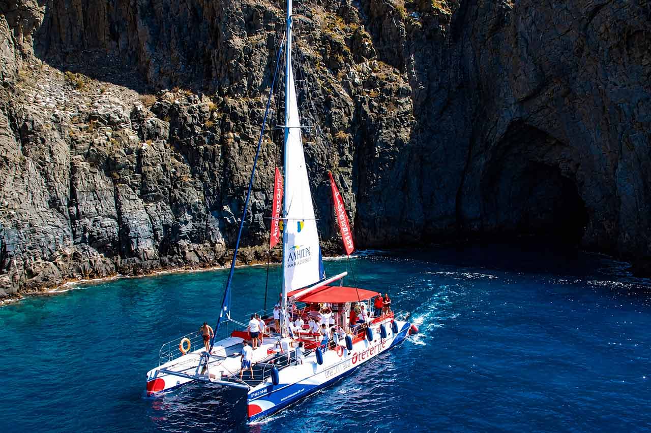 Witte Paradijs cruisend langs de vulkanische kliffen van Tenerife