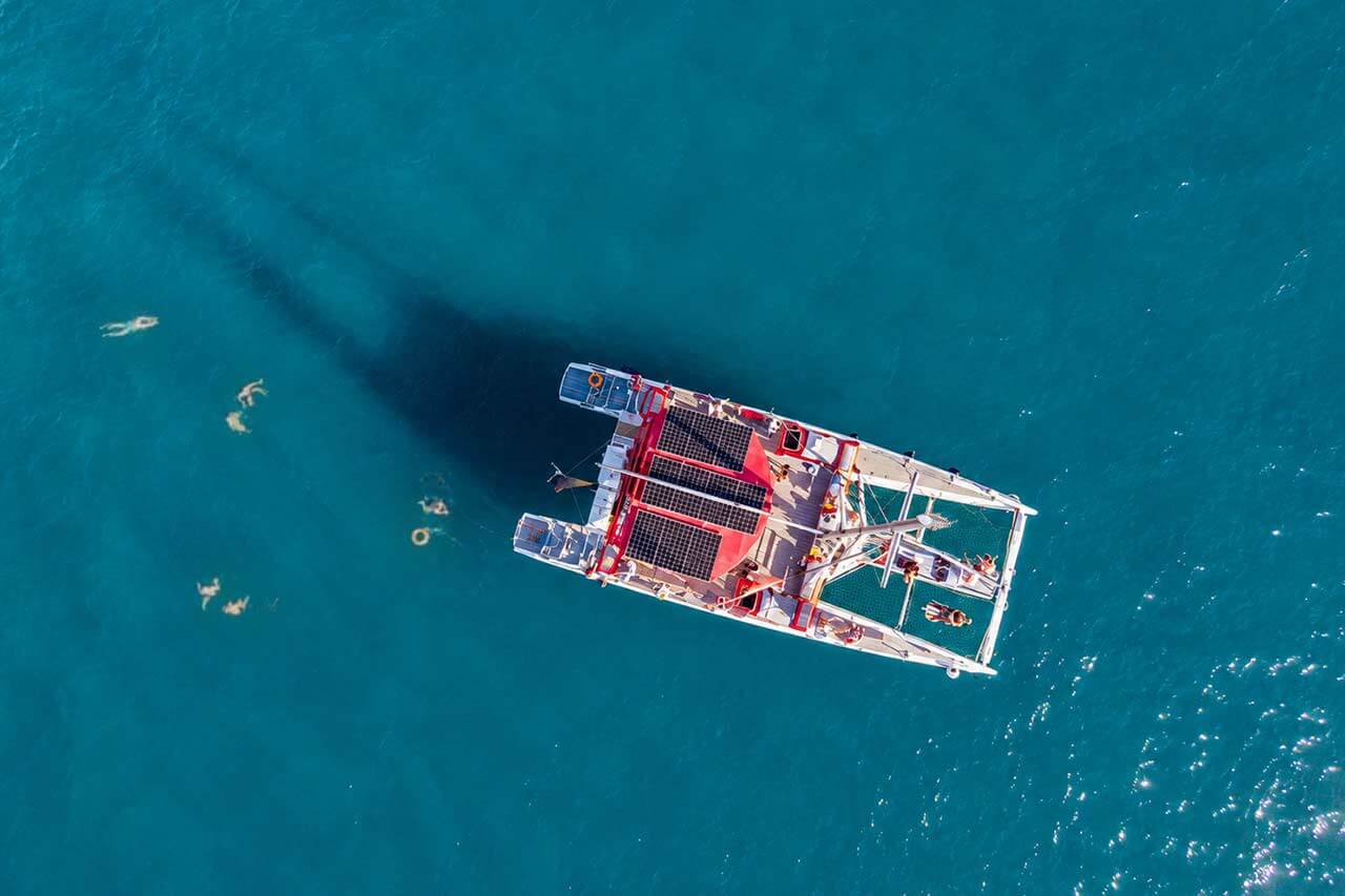 Luchtfoto van gasten die zwemmen naast het Witte Paradijs
