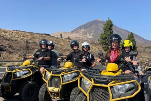 Freunde auf Quads auf dem Teide Nationalpark mit dem Vulkan im Hintergrund