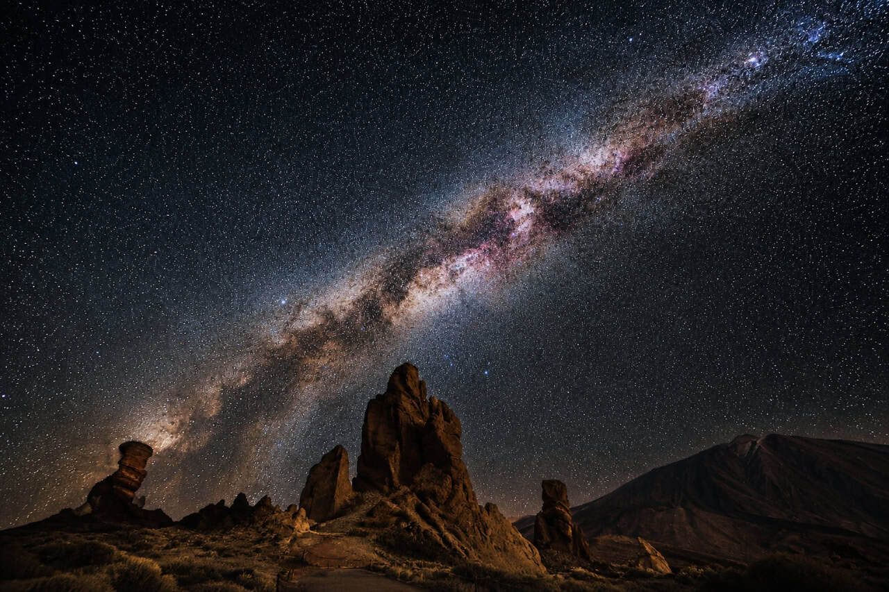 Ilustración de tarjeta coleccionable de observación de estrellas en el Teide